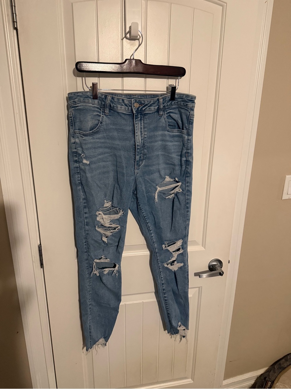 American EaglDistressed Light Blue Women's Ripped Jeans